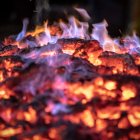 Ascuas de roble dispuestas para el Paso del Fuego en una imagen de archivo.