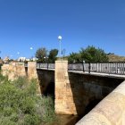 El puente de piedra ya cuenta con las nuevas barandillas.