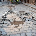 Pavimento destrozado en una calle de El Burgo por la tormenta.