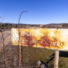 El cartel abandonado en Villar del Campo.