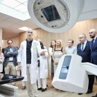 El consejero visita la unidad de radioterapia de Soria que ya ha entrado en funcionamiento.