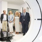 El consejero de Sanidad en la unidad de radioterapia de Soria.