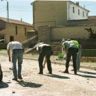 Miembros de la guardia civil recogiendo restos de explosivos con el coche bomba y la casa cuartel al fondo.
soria 16/7/00 atentado de agreda Goyo gonzalo