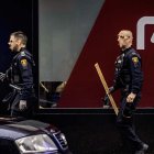 Dos agentes de policía incautan un posible arma