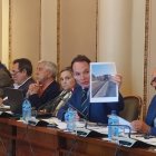 Daniel García muestra las obras en el puente de San Essteban.