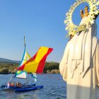 La imagen de la Virgen del Carmen navega por Cuerda del Pozo.