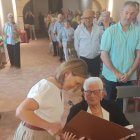 Adoración recibe una copia de su partida de nacimiento de manos de Elia Jiménez.