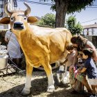 Los más pequeños aprendieron las técnicas del ordeño en las Jornadas de la Mantequilla de Valdeavellano de Tera.