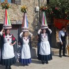 Las tres Móndidas y el mozo del ramo, durante la fiesta celebrada el domingo en Sarnago.