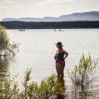 Bañista mirando las aguas del embalse.