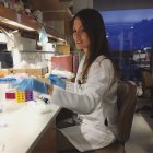 Cristina Llorente en el laboratorio.