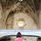 Una visitante en la iglesia en ruinas del ya despoblado de Peñalcázar.