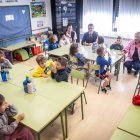 La delegada territorial y el director provincial de Educación visitan un aula en el Infantes de Lara.