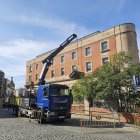 Un camión descargando material en la parte trasera del futuro Centro Nacional de Fotografía.