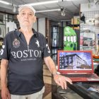 José María Barrón, en el interior de la tienda.