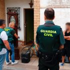 La Guardia Civil durante un registro domiciliario.