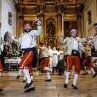 Danzantes de San Leonardo en la iglesia.