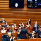 Mañueco felicitando al consejero de Economía tras la aprobación del techo de gasto.