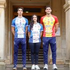 Lucas Lorente, Dayra Blanco y Omar Hoyos visten las nuevas camisetas del Grupo Herce Río Duero Soria Voleibol en la puerta del Ayuntamiento de la capital.