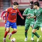 Héctor Peña intenta eludir a dos rivales del Arenas en el partido de Copa.