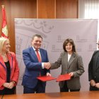 El consejero y la alcaldesa de Valdeavellano estrechándose la mano tras la firma del acuerdo.