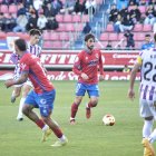 Cristian Delgado, autor de dos goles, conduce el balón ante los rivales del Valladolid Promesas.
