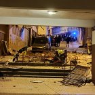 Cascotes y hierros caídos a la calle visibles por las escaleras de San Benito.