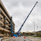 Una grúa instalada junto al edificio Pajaritos II con su polémica quinta planta.