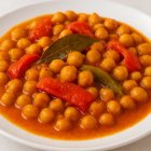 Recreación con IA del plato que nos propone Dolores Lafuente con garbanzos.