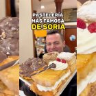 Un cliente muestra con orgullo la bandeja de dulces XL de Mantequerías York, con su famosa costrada, pasteles de hojaldre y creaciones virales como los New York Rolls.
