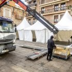 Montaje de la pista de hielo de la plaza Mayor.