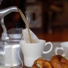 El trampantojo “La hora del té” de Taberna Mercedes convierte el caldo de pollo y boletus en una falsa infusión y los bollos salados en falsas pastas dulces.