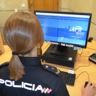 Una agente de la Policía Nacional investigando.