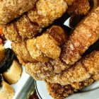 La icónica torre de torreznos de 10 pisos de Casa Augusto Arranz: crujientes, dorados y servidos con orgullo en el corazón de Soria.