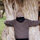 Una conexión directa con la naturaleza milenaria: el tronco de esta sabina puede superar los 1.000 años.