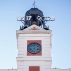El reloj de la Puerta del Sol, epicentro de las campanadas en España, también acoge cada año las populares preuvas con alternativas como gominolas o snacks.