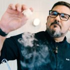 Dani García, en plena acción, ejecutando el gesto final que convierte un plato en una experiencia gastronómica.