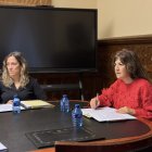 Laura Prieto, junto a la técnico de Servicios Sociales.