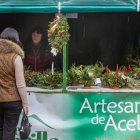 Venta de centros artesanos de acebo en una calle comercial de Soria