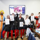 Grupo de amigos que han seguido el sorteo de Navidad en un bar de la capital.