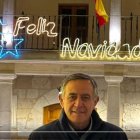 Antonio Pardo, frente al Ayuntamiento de El Burgo de Osma, en Soria.