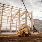 Construcción de Maderaula en el PEMA con las cúpulas de fondo.