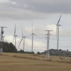 Tendido eléctrico y aerogeneradores en una imagen de archivo en Soria.