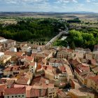 Vista panorámica de San Esteban de Gormaz, con el casco histórico, el puente medieval y la ribera del Duero que marcaron su papel estratégico durante siglos.