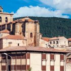 Vinuesa, enclave soriano rodeado de naturaleza, destaca por su cocina de cuchara, sus torreznos y su cercanía a la Laguna Negra.