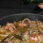 La base del plato es un escabeche tradicional con perdiz, vino blanco y aromáticos que aportan profundidad y conservan la carne durante días.