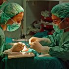 Archivo - Cirujanos en un trasplante renal.