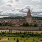 El Burgo de Osma, villa histórica de Soria, se transforma cada invierno en el epicentro gastronómico de la matanza tradicional del cerdo, con más de 50 años de celebración popular.