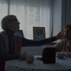 Cristina Urgel protagoniza una escena clave del documental, en la casa familiar de Cabrejas del Pinar, donde la memoria personal se convierte en relato colectivo.