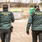 Dos agentes de la Guardia Civil.